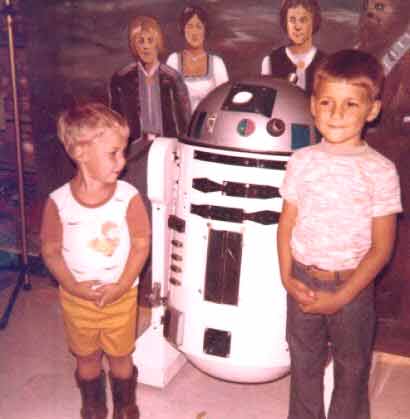 R2 D2 at a mall appearance